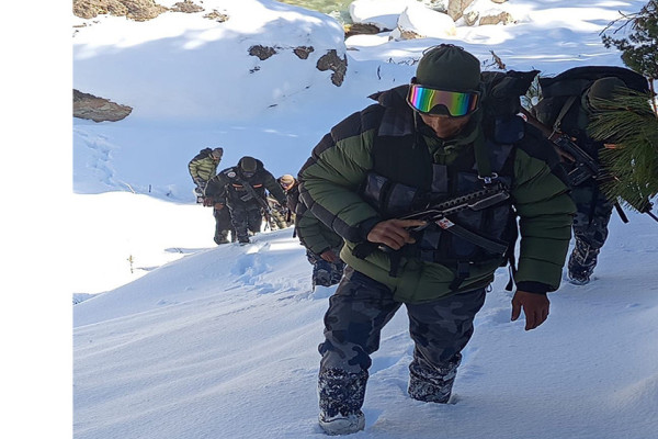 हिउँले ढाकिएको छाङ्गरुमा पहरा गर्दै सशस्त्र